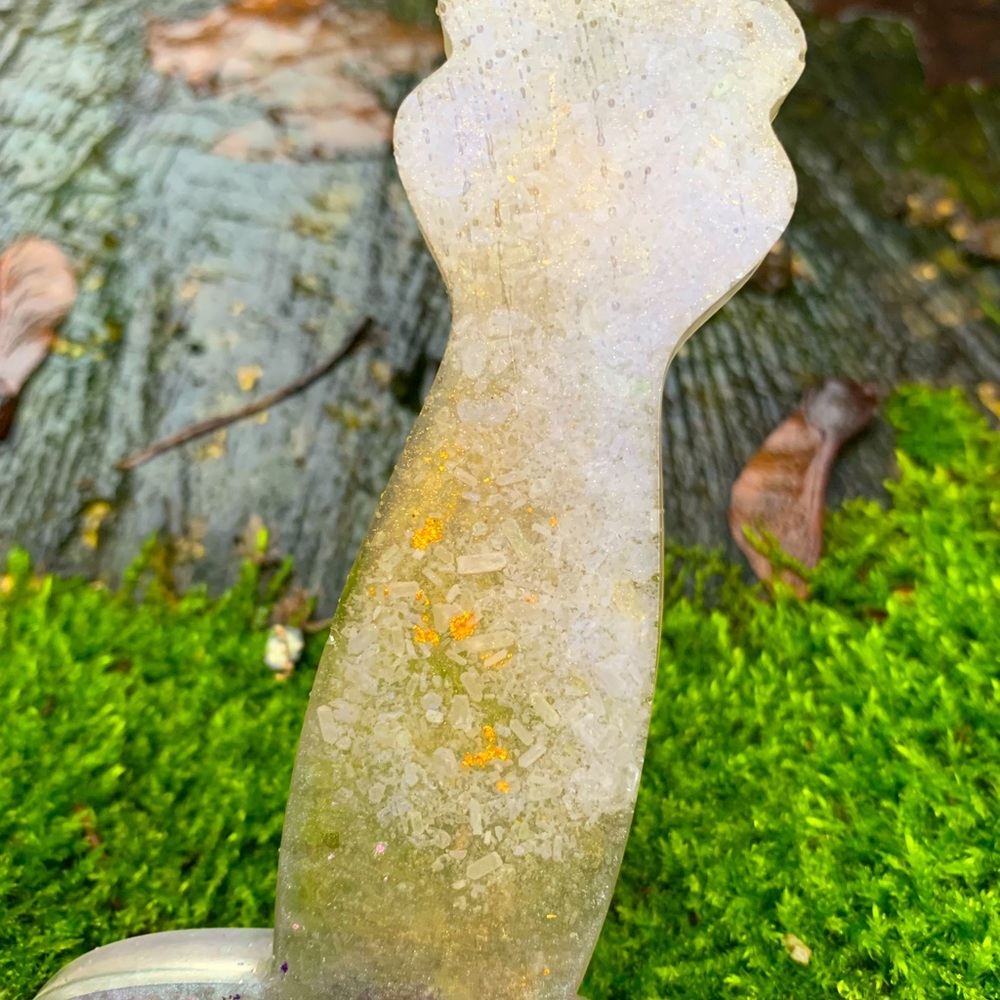 Pink clover and lichen resin dagger wall hanging - Picture 5 of 12